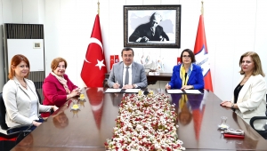Konak’ta imzalar güçlü kadınlar için atıldı