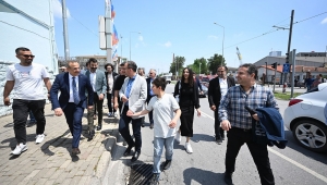 TCG Anadolu’ya yoğun ilgi İzmir trafiğini felç etti