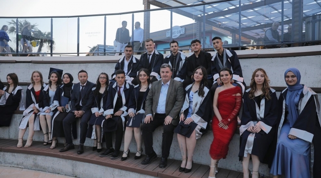 Başkan Doğruer mezun öğrencilerin heyecanına ortak oldu