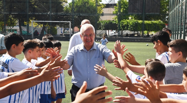Başkan Selvitopu yaz spor okullarını ziyaret ederek öğrencilerle buluştu
