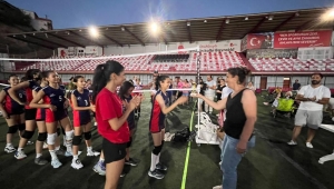 Bayraklı’da voleybol şenliği