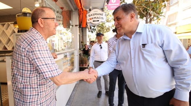 Başkan Tugay, daha sağlıklı bir kentyaşamı için Karşıyaka’yı adım adım geziyor