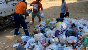 Belediye ekipleri yüzlerce torba çöp topladı