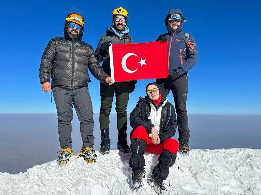 Türkiye Yüzyılı Vizyonu ve 30 Ağustos Zafer Bayramı Coşkusu Ağrı Dağı Zirvesinde!