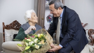 Başkan Batur, 24 Kasım’da yine öğretmeninin yanında