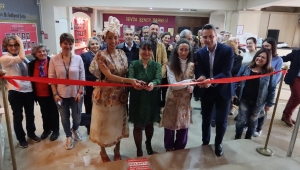 Bornova’da sıra dışı sergi çay poşeti tuval oldu