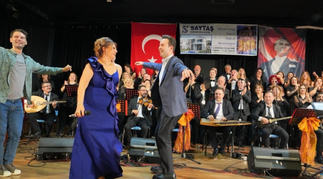Çiftçioğlu sahnede oynadı, koroyla şarkı söyledi