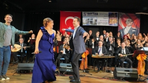 Çiftçioğlu sahnede oynadı, koroyla şarkı söyledi