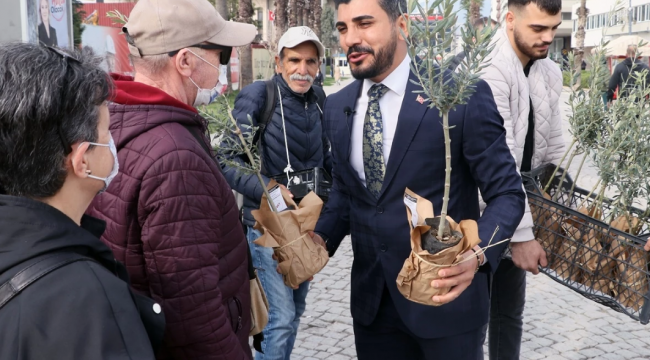 İzmir Büyükşehir Belediye Başkan Adayı Yasin Demirkıran Zeytin Fidesi Dağıttı