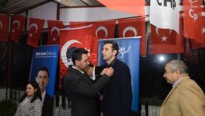 Memleket Partisi'den CHP'ye geçtiler:Rozetlerini İrfan Önal taktı