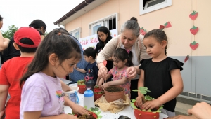 Bornova’da minikler ve annelerine Çilek Şenliği