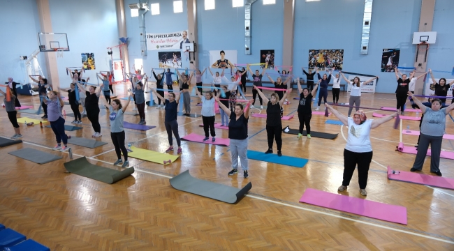 Menemenli kadınlar, ücretsiz pilates kursunda buluştu