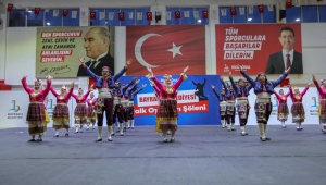 Bayraklı'da halk dansları gösterisi nefes kesti