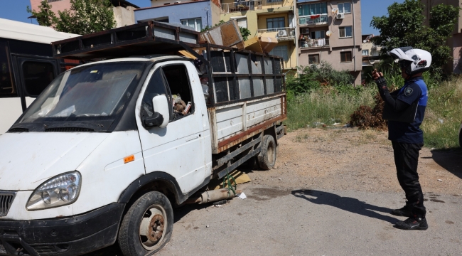 Bayraklı'da hurda araçlar kaldırılıyor