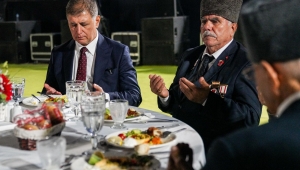 Başkan Tugay: Özgürlüğümüzü şehitlerimizin canına ve gazilerimizin cesaretine borçluyuz