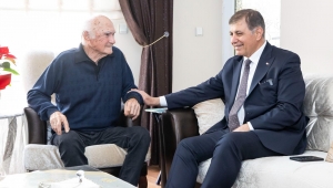 Başkan Tugay lise öğretmenini ziyaret etti