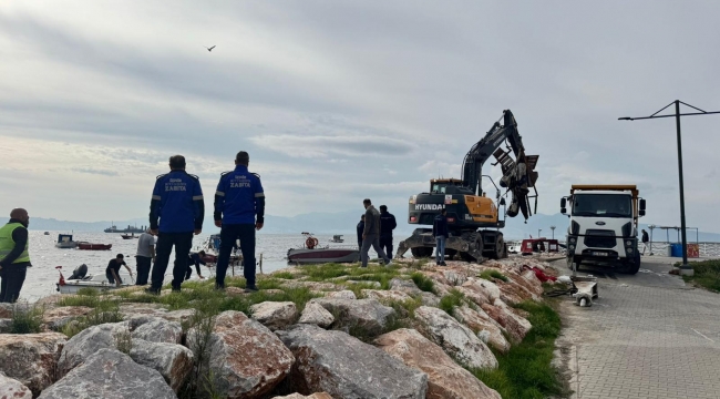 Karşıyaka’daki kaçak iskeleler yıkılıyor