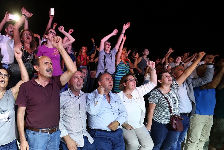Barışın Çiçekleri Konak’a Açtı