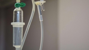 Serum tedavisi sırasında üzerine kedi düştü: 50 bin TL tazminat aldı!