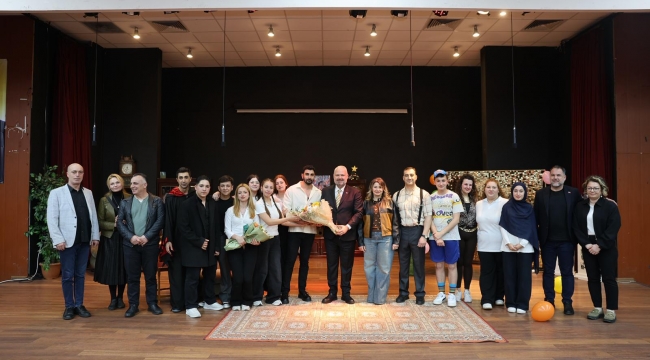 Menemenli oyuncular sahnede yıldızlaştı