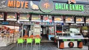 Bostanlı’nın Simgesi: Meşhur Midyeci Ahmet Yıllardır Lezzet Tutkunlarını Ağırlıyor