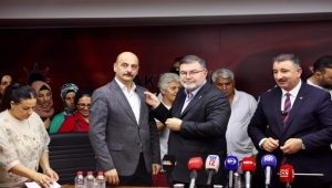 Bilal Saygılı AK Parti'ye katılan 370 kişiye rozet taktı