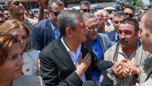 Özgür Özel'e Diyarbakır'da yoğun ilgi: 'Güne Demirtaş'ın selamıyla başladık'