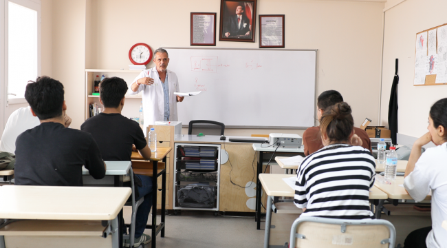 Bayraklı’da mezun öğrencilere YKS desteği