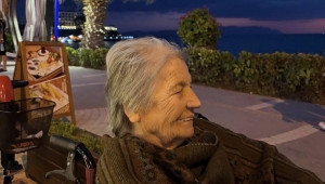 Kuşadası'nda Sonsuz Buluşma: Fatma Akçagül, Eşi Sabri Akçagül'ün Yanına Defnedildi