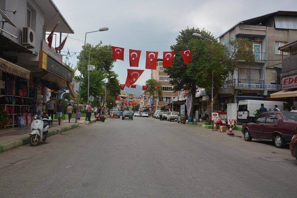 KİRAZ BELEDİYESİNDEN BAYRAK KAMPANYASI