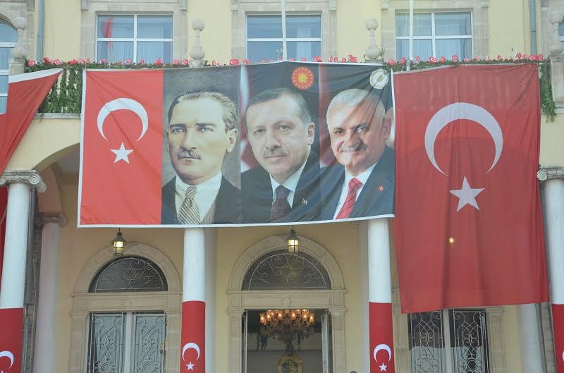 Çam’dan Poster Tepkisi: Babanızın Çiftliği Değil!