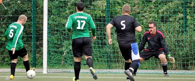43 gol yiyen kaleciyi polis alıp götürdü