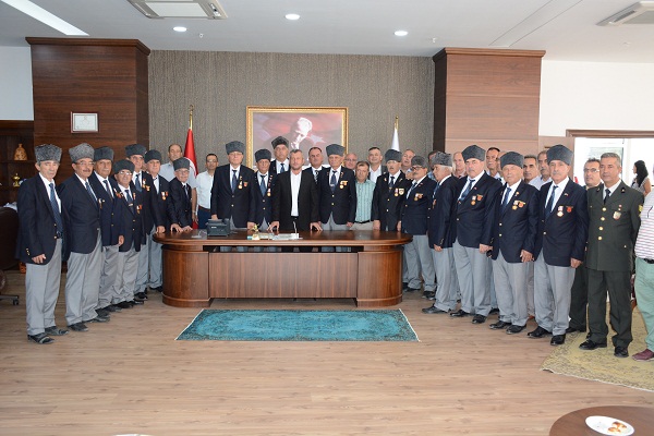 MENEMENLİ GAZİLERDEN BAŞKAN ŞAHİN’E ANLAMLI ZİYARET