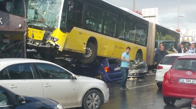 Metrobüs Yoldan Çıktı, Otobüsleri Biçti
