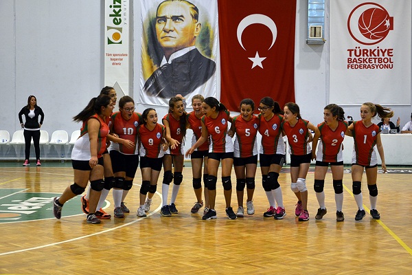 GENÇ VOLEYBOLCULAR UMUT VERİYOR