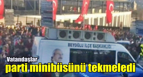 CHP’ye isyan eden vatandaşlar parti minibüsünü tekmeledi