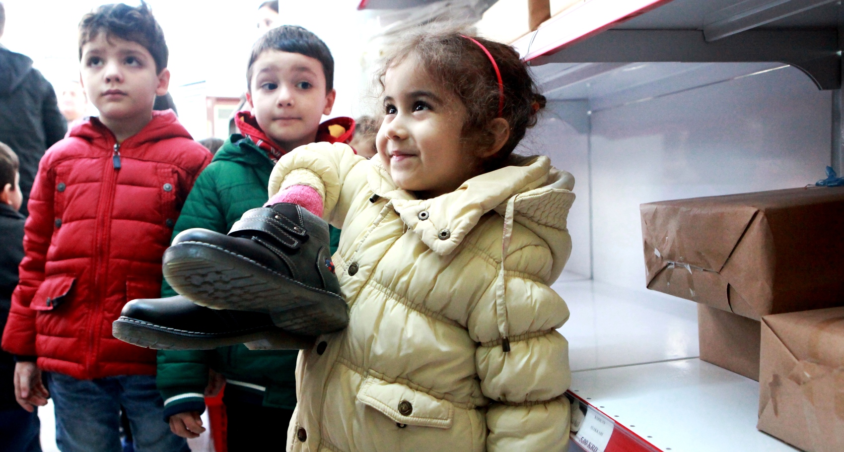 Bornova’da “Ayaklar üşümesin” kampanyasına katılan anaokulu öğrencileri örnek oldu