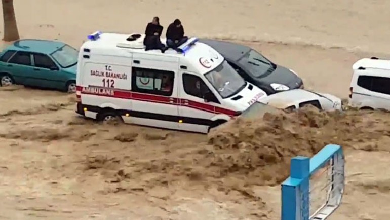Son dakika: Mersin'i sel aldı! Yüzlerce vatandaş mahsur kaldı, 2 kişi öldü