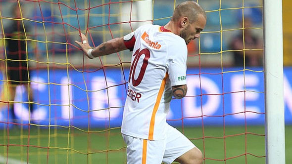Annesinden Sneijder için flaş sözler: 'Ayrılması için dua ediyorum'