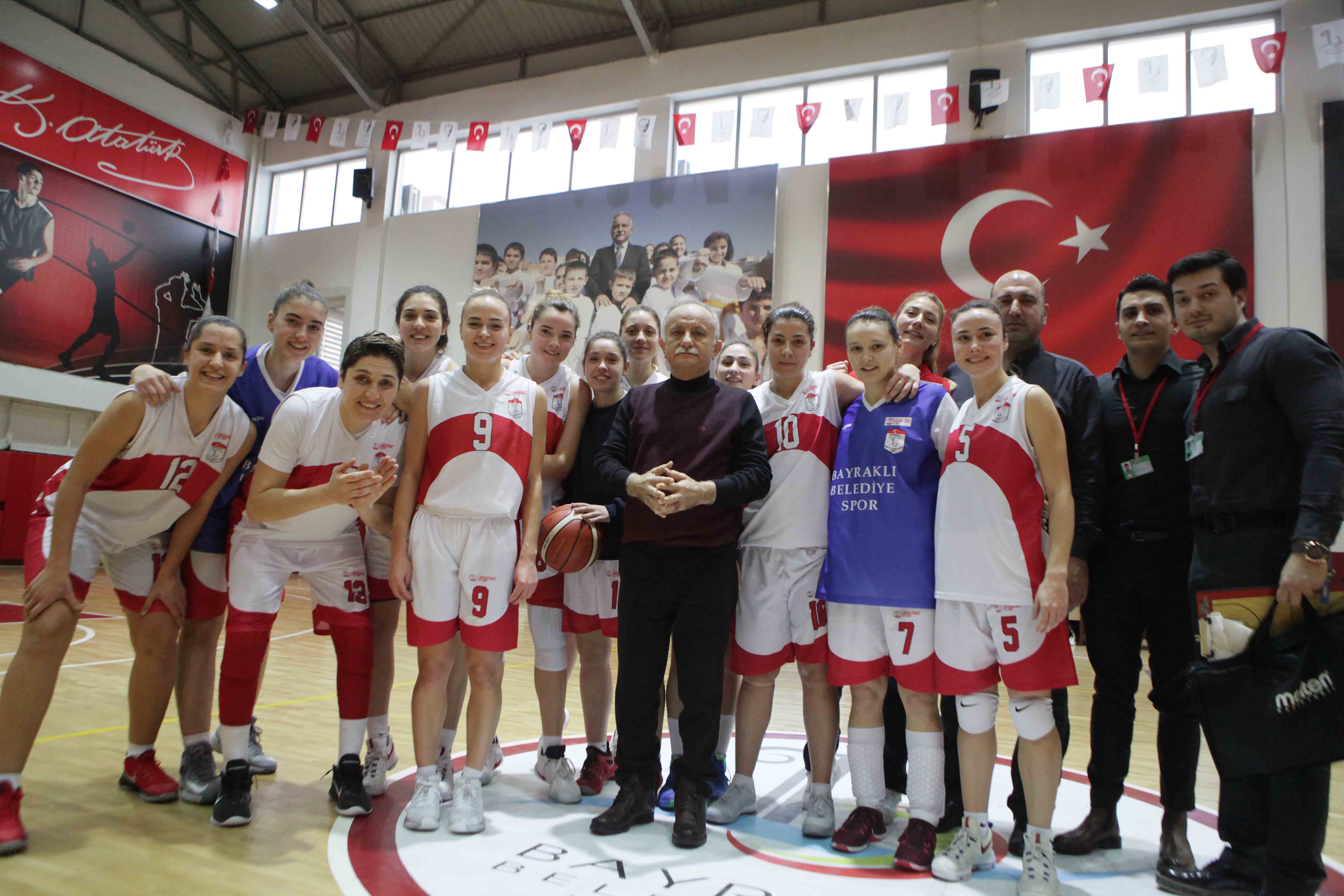 Bayraklı’nın perileri namağlup yoluna devam ediyor
