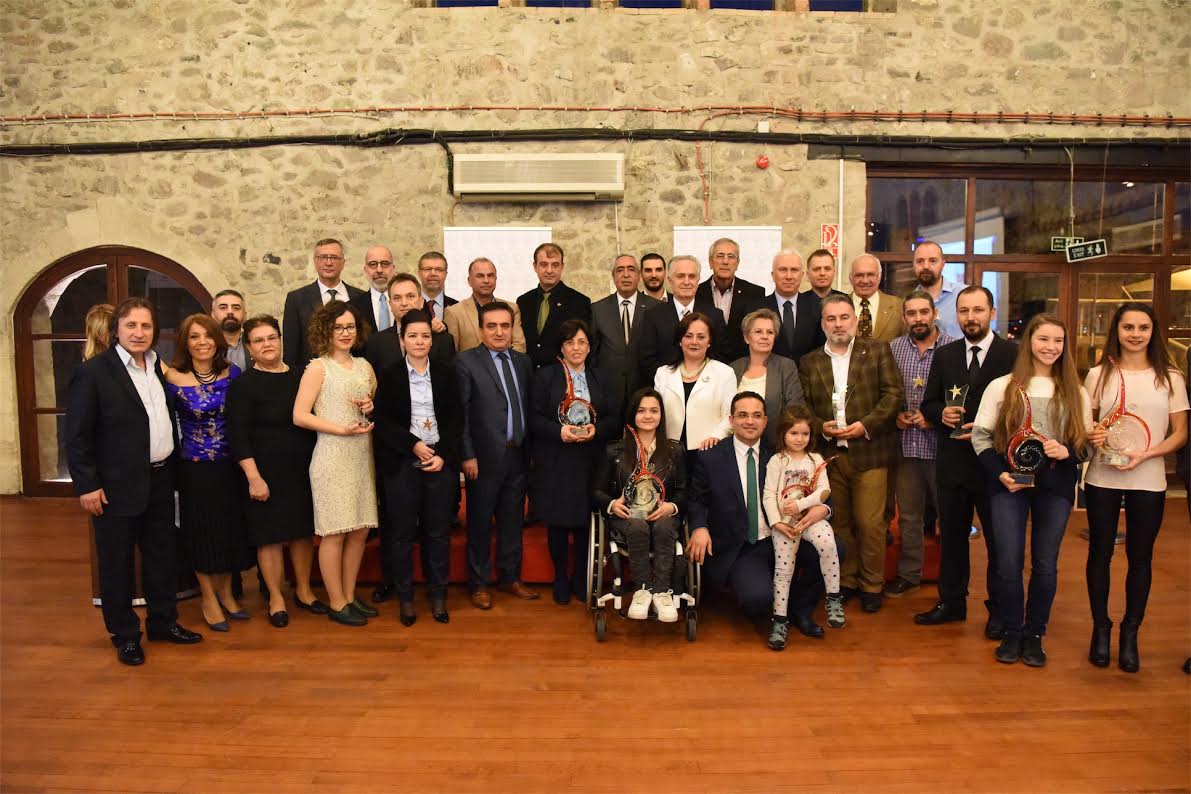 TSYD’nin Yılın Spor Adamı seçtiği Başkan Atila ödülünü aldı