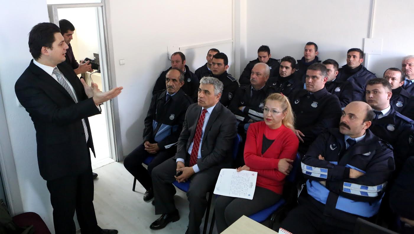 Bornova Belediyesi Zabıta ekipleri yaptıkları çalışmalarla yaşamı kolaylaştırıyor