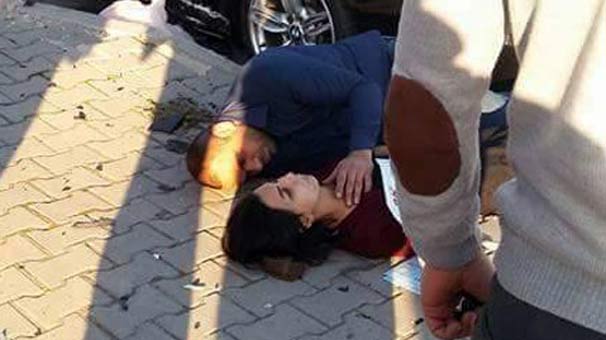 Ağır yaralı halde ambulansı böyle beklediler