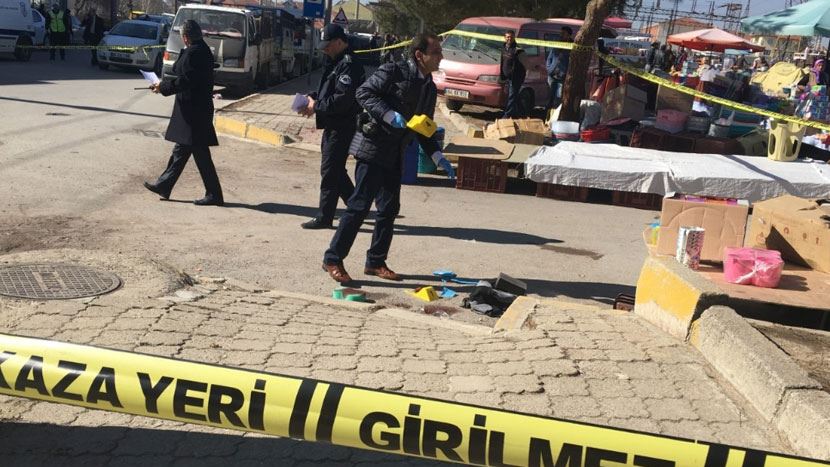 Uşak'ta pazar yerinde çakmak yüzünden silahlı kavga çıktı: 2 ölü