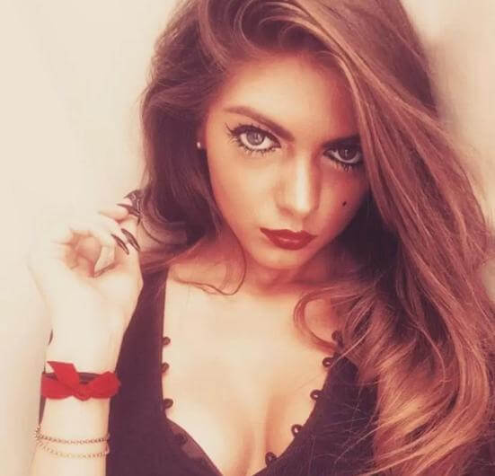 Güzel olduğu için işten kovulmuş!