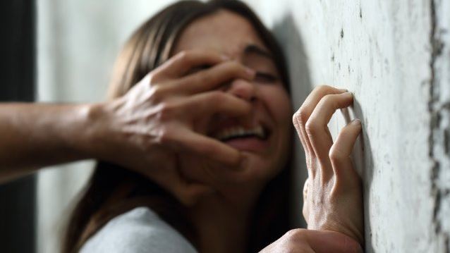 İzmir'de genç kızın başına gelmeyen kalmadı