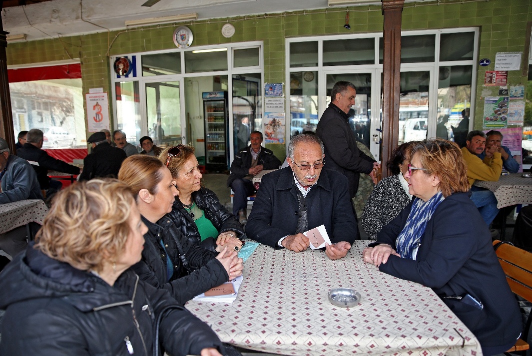 CHP'li kadınlar 'Hayır' için köy köy geziyor