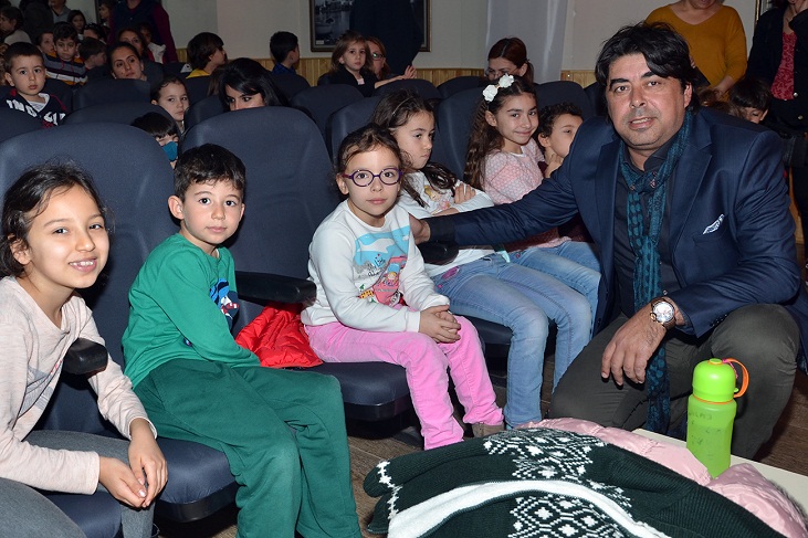 FOÇA’LI ÇOCUKLAR ‘NEŞELİ PALYAÇO’YLA GÜLDÜ
