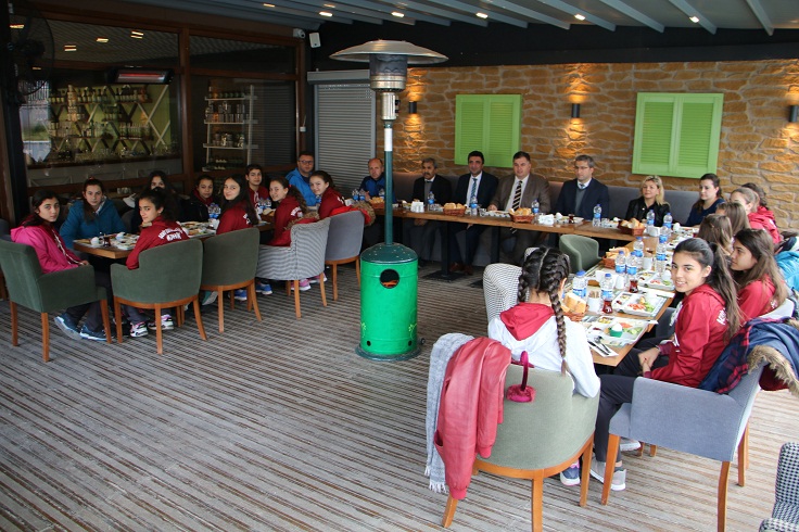 BELEDİYE BAŞKANINDAN BAŞARILI SPORCULARA KAHVALTI