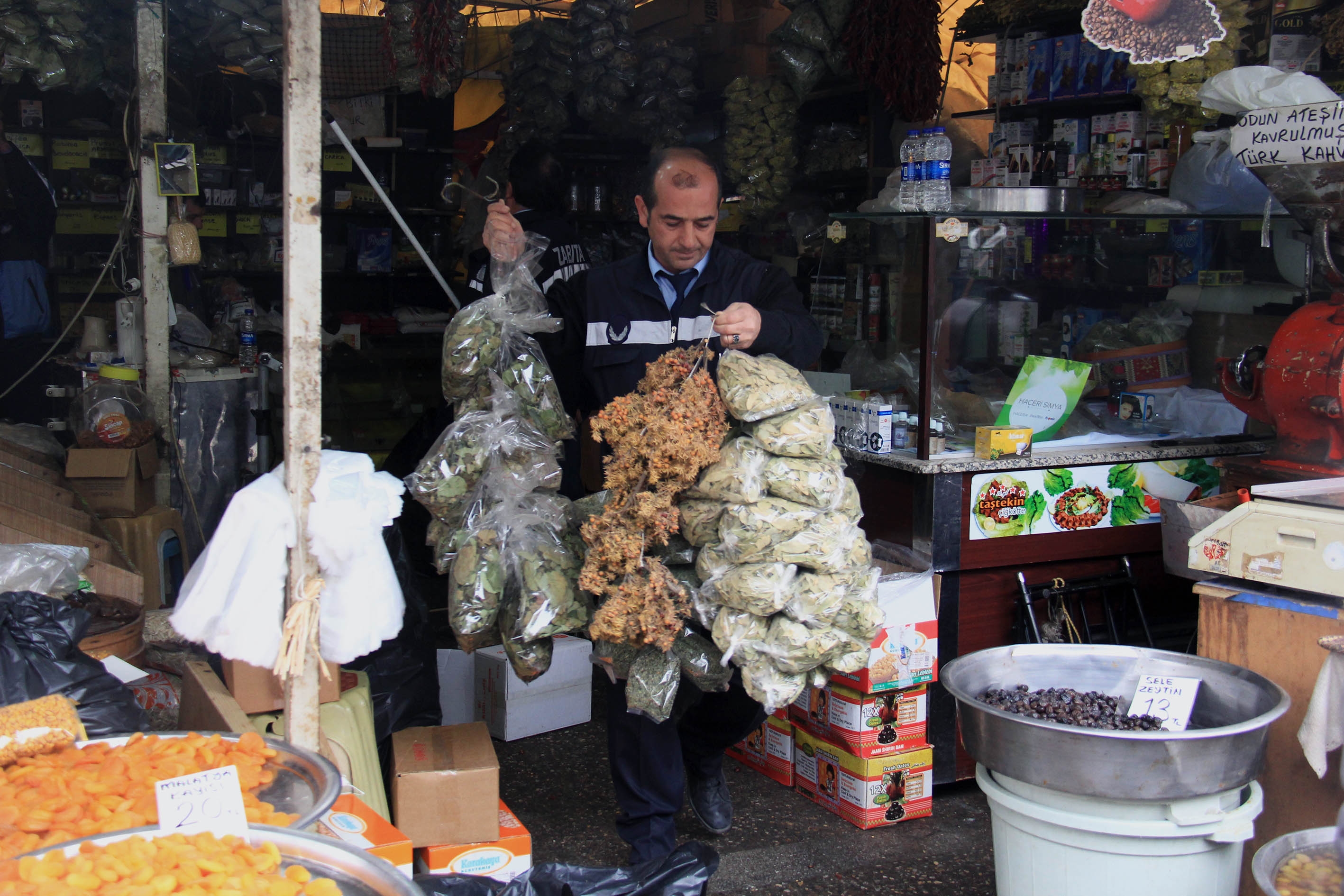 230 kilo baharat ve kuru gıda imha edildi